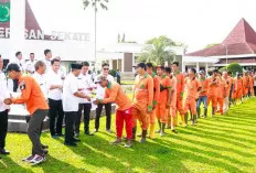 Alhamdulilah, Petugas Kebersihan dan Pengemudi Ojek, Becak Serta Jukir Dapat THR dari Pj Bupati Apriyadi 