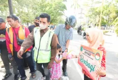 Tebar Kebaikan di Bulan Suci: DWP BPKAD Muba Bagikan Takjil untuk Pengendara dan Warga