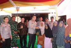 Perkuat Silaturahmi, Kapolres Muba Tinjau Mapolsek Sanga Desa dan Salurkan Bantuan Sosial