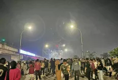 Kemenangan Cahaya atas Kegelapan, Ribuan Warga Padati Jembatan Ampera Sambut Tahun Baru 2024!