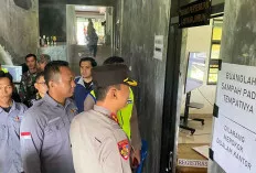 Pastikan Suasana Kondusif, Kapolres Muba Lakukan Pengecekan Pleno Rekapitulasi PPK Sungai Keruh dan Jirak 