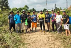 Anggota DPRD Muba H Suradi Inisiasi Kerja Bakti Bersihkan Jalan Padat Karya Sungai Lilin