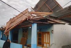 Angin Kencang Terbangkan Atap Rumah Lansia di Lubuk Linggau, Bagian Dalam Ikut Banjir