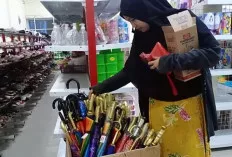 ‘Cuan’ Besar di Musim Penghujan, Penjualan Payung dan Jas Hujan Laris Manis 