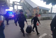 Menegangkan! Tim Jibom Sterilkan Tas Ransel Warna Hitam di Bawah LRT, Ternyata Berisi Popok Bayi