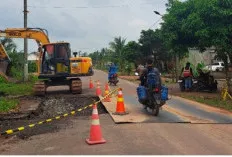 Gerak Cepat, PT HKI Perbaiki Jalan Amblas di Talang Siku dengan Pelat Baja