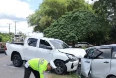 Gagal Menyalip, Avanza dan Hilux Tabrakan di Gelumbang