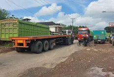 Musim Hujan Picu Kerusakan Jalintim Palembang–Jambi, Sopir Keluhkan Jalan Berlubang di Sungai Lilin