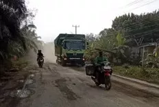 Pengendara Keluhkan Debu Tebal di Jalinteng Sanga Desa Akibat Perbaikan Jalan
