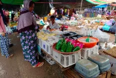 Ruwahan Dongkrak Penjualan Isian Es di Pasar Kalangan Ngulak