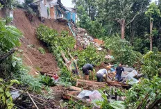 Dua Dapur Rumah Warga OKU Hancur Diterjang Longsor Akibat Hujan Deras