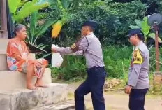 Jumat Berkah, Polsek Lais Bagikan Nasi Kotak ke Warga