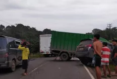 Adu Kambing Innova vs Truk di Jalintim : Sopir Asal Jakarta Dilarikan ke RSUD