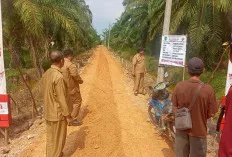 Lancarkan Aktifitas Warganya, Pemdes Sumber Jaya Timbun Jalan Dusun