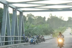 Ngabuburit di Jembatan Muara Rawas, Ramai dan Sejuk Saat Sore Hari