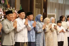 Eratkan Silaturahmi, Ribuan Warga Secara Bergelombang  Datangi Griya Agung Hadiri  Open House  Gubernur dan Wa