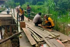 Polisi dan Warga Perbaiki Jembatan Putus di Muara Kumbang