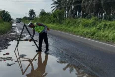Cegah Kecelakaan di Jalintim, Petugas Poslantas Simpang Tungkal Pasang Tanda Dibeberapa Titik Jalan Rusak