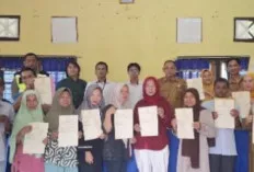Warga Desa Tanjung Kemala Terima Sertifikat Tanah Elektronik dari Kantor Pertanahan OKU