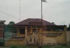 Waduh, Bendera Lusuh dan Sobek Masih Berkibar di Halaman Kantor Desa