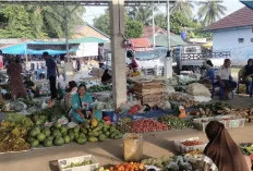 Harga Stabil, Omset Penjual Buah di Pasar Kalangan Tetap Bertahan