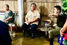  Bersepatu Bot, Prabowo Datangi Korban Banjir di Bekasi
