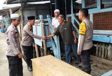 Wujud Presisi Polri, Polda Sumsel Salurkan Bantuan Sosial untuk Nelayan Sungsang
