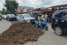 Akses Jalan Padat Karya dan Jalan Sumatera Macet, Warga Ditutup Pakai Tanah Timbunan