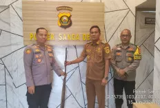 Sinergi Jaga Kamtibmas: Polsek Sanga Desa Terima Penyerahan Senpi Ilegal dari Kepala Desa