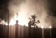 Tiba-tiba Semak Belukar Terbakar, Polsek Tanjung Batu Bantu Padamkan Api 