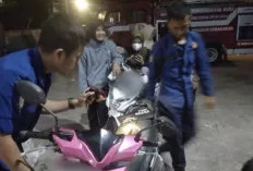 Petugas Damkar Bantu Warga, Buka Kunci Stang Motor yang Terkunci