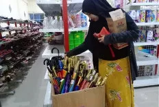 Musim Hujan, Permintaan Payung dan Jas Hujan di Ngulak Naik Drastis
