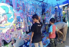 Pasca Lebaran, Pedagang Mainan dan Aksesoris Kembali Jualan di Pesta Hajatan