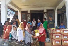 Dinkes Muba Bersama Keluarga Pengeran H Anang Mahidi Beri Bantuan Warga Terdampak Banjir