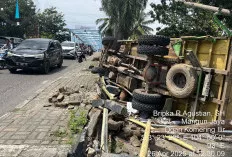 Truk Bermuatan Pasir Terbalik di Jembatan Komering, Warung Hancur