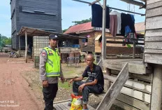 Berikan Bantuan Sosial, Polsek Lalan Bagikan Sembako ke Warga