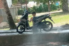 Hujan, Jasa Pencucian Motor di Ngulak III Kecamatan Sanga Desa Selalu Ramai 