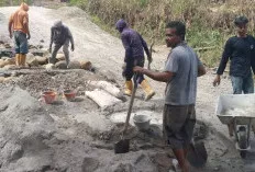 Patah Akibat Longsor, BPBD OKU Selatan Langsung Evakuasi Jalan Desa Kota Karang 