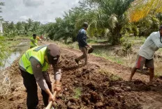 Polsek Lalan Peduli,  Bantu Timbun Jalan Rusak