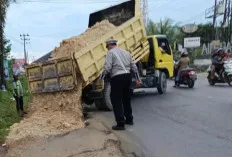 Ini Cara Terbaru Urai Kemacetan di Jalintim, Timbun Bahu Jalan dengan Tanah 