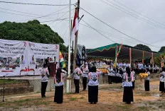 Para Guru jadi Petugas Upacara