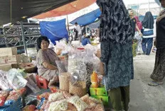 Jelang Idul Adha, Permintaan Kue Kering di Pasar Kalangan Ngulak Meningkat