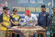 Pj Bupati Apriyadi Jajal Stadion Mini di Lalan, Main Bareng Kades 