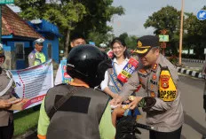 Operasi Keselamatan Musi 2025 dan Momen Valentine, Kapolres Muba Stop Pengendara lalu Bagikan Cokelat