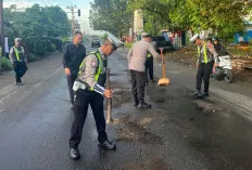 Satlantas Musi Rawas Gerak Cepat Tangani Tumpahan Minyak di Tugumulyo