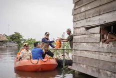 PJ Gubernur Agus Fatoni dan PJ Bupati Apriyadi Salurkan Bantuan pada Korban Banjir di Lais 