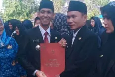 Sematkan Penghargaan Tanda Kehormatan SLKS 