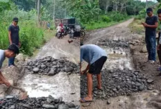 PT Medco Bantu Material Perbaikan Jalan Rusak di Empat Lawang