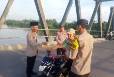 Jelang Buka Puasa, Polsek Rantau Alai Ogan Ilir Berbagi Takjil
