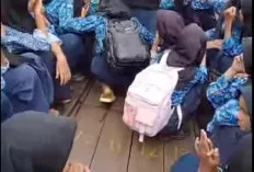 Jalan Becek dan Berlumpur, Ini Cara Peserta Didik SMP Negeri 2 Air Salek Pergi ke Sekolah dengan Aman